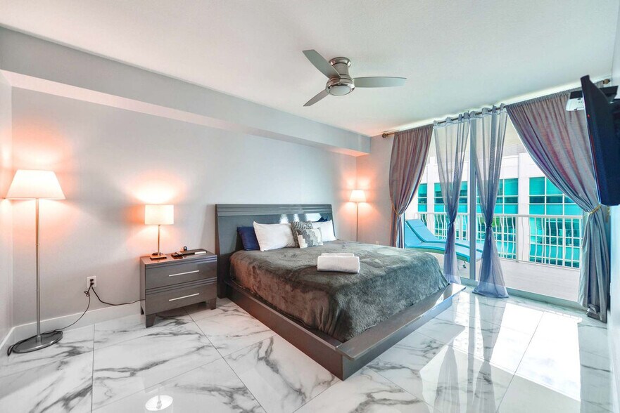 Building Photo - 1 SE 12th St