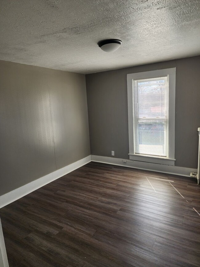 Building Photo - 3 bedroom 1.5 bath home