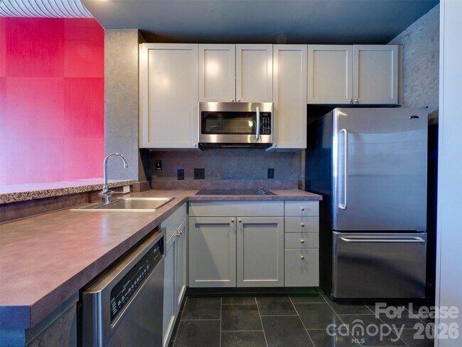 Building Photo - 710 W Trade St