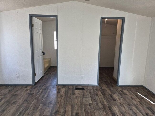 Building Photo - 209 S Avenue