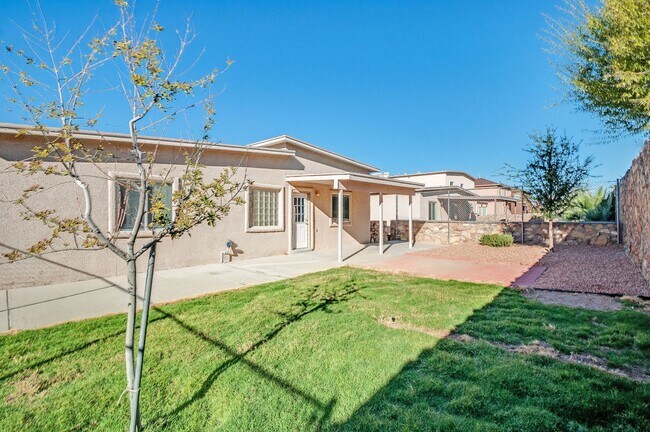 Building Photo - Gorgeous and Spacious Eastside Home for Rent with Refrigerated Air!