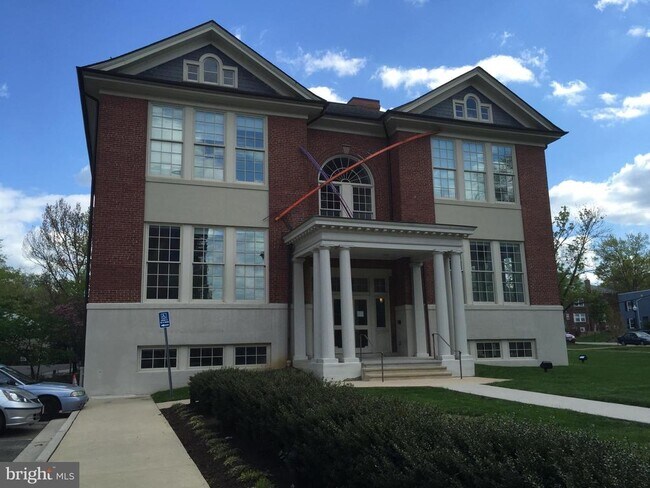 Building Photo - 3800 Fairfax Dr