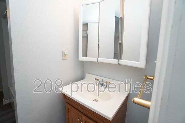 Building Photo - 1229 S Lincoln Ave
