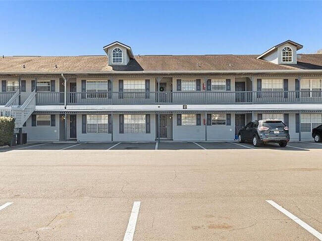 Building Photo - 1 Bed 1 Bath | Central Air | Community Pool | Section 8 Welcome