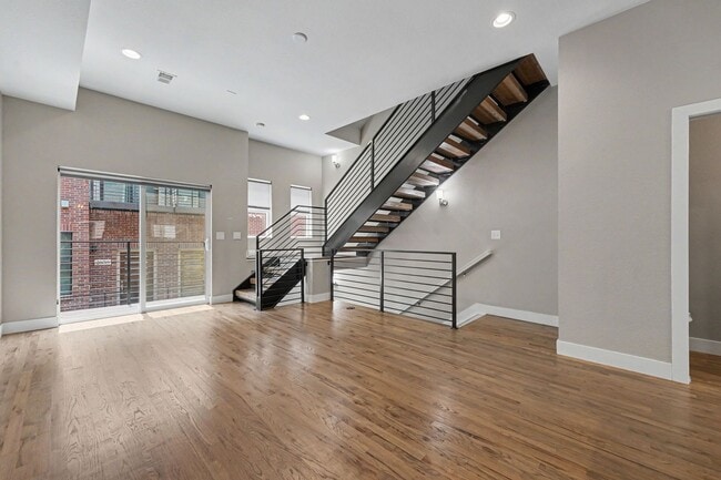 Building Photo - 2 Bed, 1 Bath Townhouse with Roof Top Deck