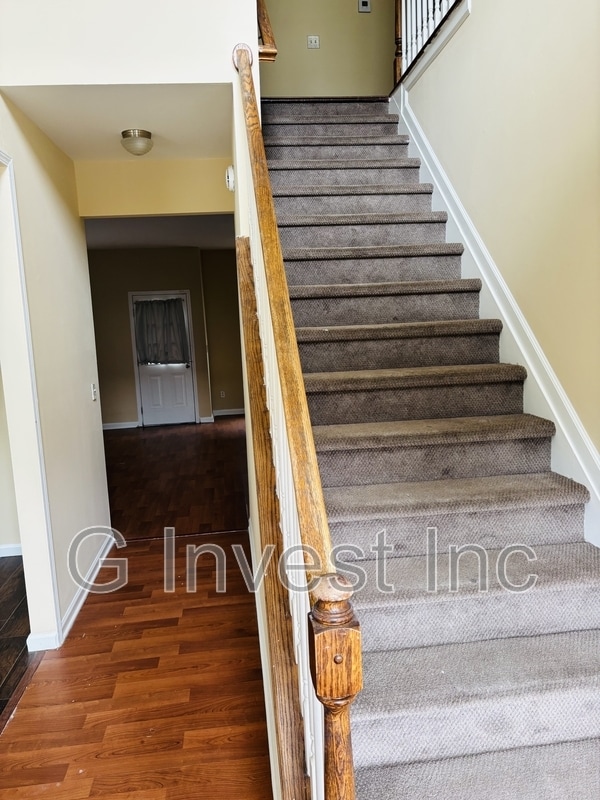 Building Photo - 4995 Upper Elm St