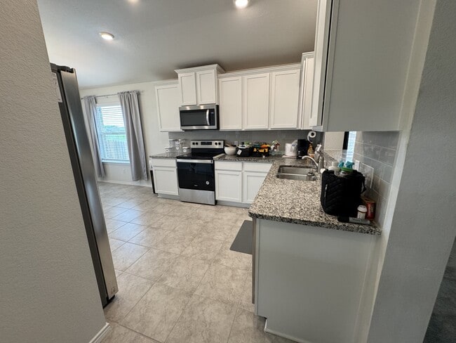 Building Photo - 8506 Stonehollow Dr