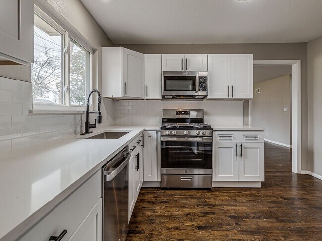 Building Photo - Newly remodeled home