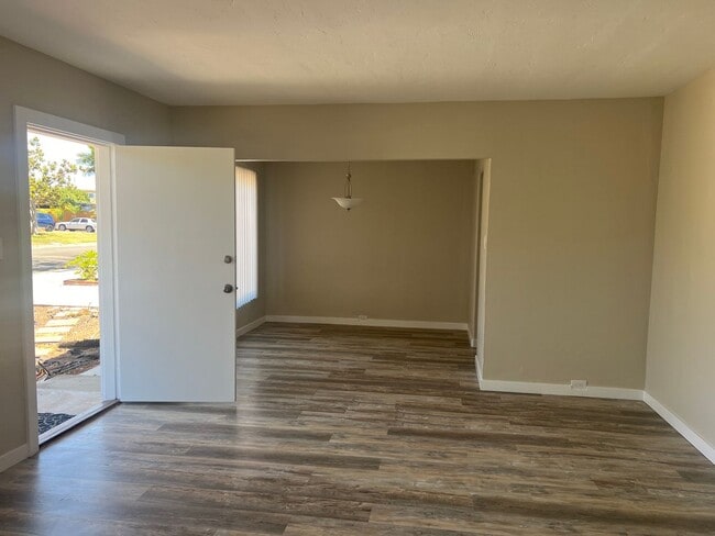 Building Photo - 2 Bedroom, 2 Bathroom Home