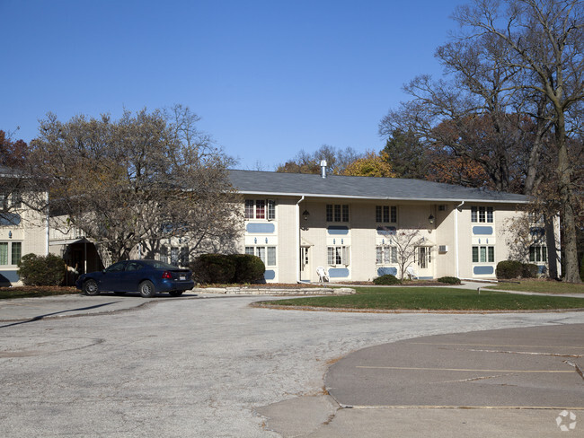 Primary Photo - Beverly Manor Apartments