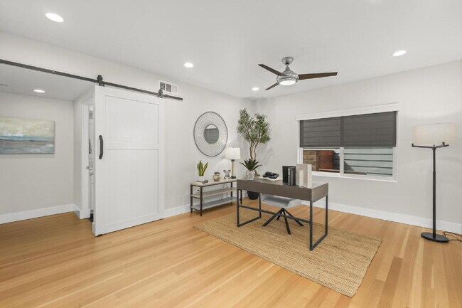 Building Photo - Stunning, Modern and Immaculate 3/BR 2.5/B...