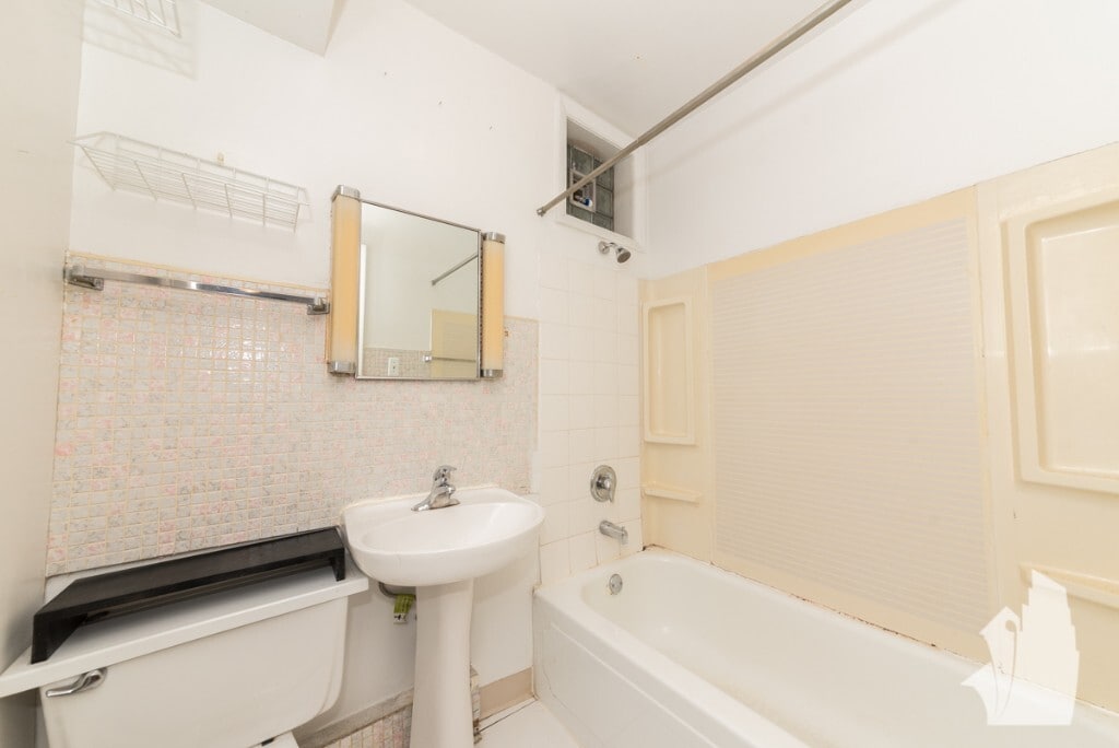 Building Photo - 1509 W Barry Ave