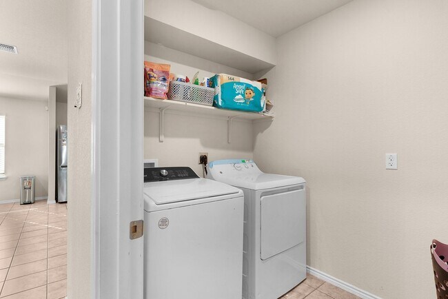 Building Photo - 4-bedroom 2-bathroom house!  Close to Fort Hood!