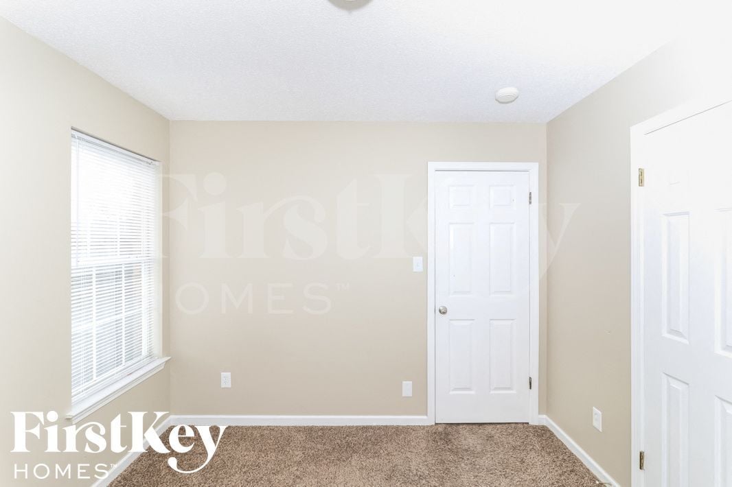 Building Photo - 8491 Highland Glen Cir N