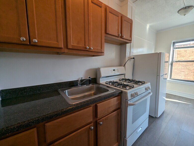 Building Photo - 5425 N Kenmore Ave