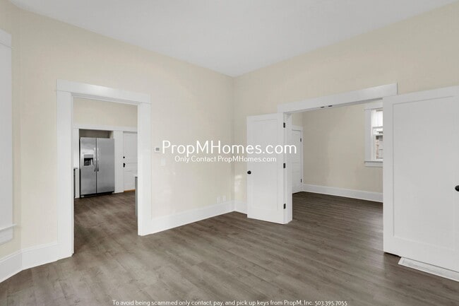 Building Photo - Updated Lair Hill Victorian with Willamette River & Mt Hood Views!