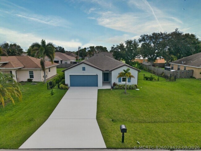 Building Photo - 226 SW Milburn Cir