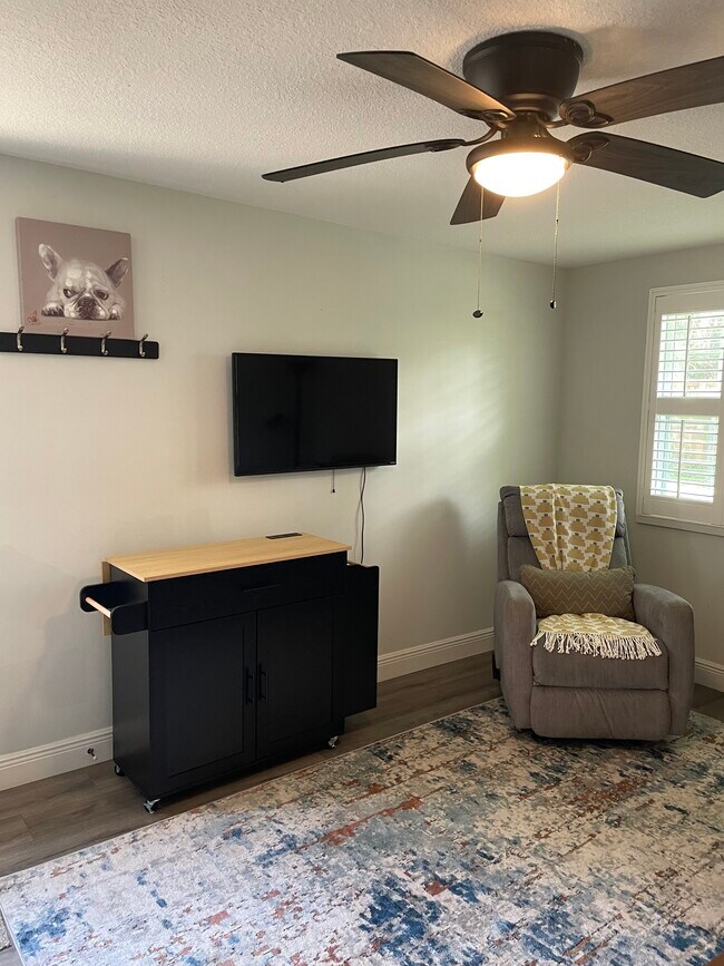 TV included - 1430 Lake Weldona Dr