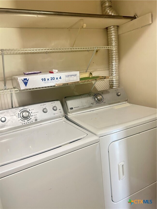 Building Photo - 1051 Country Club Dr