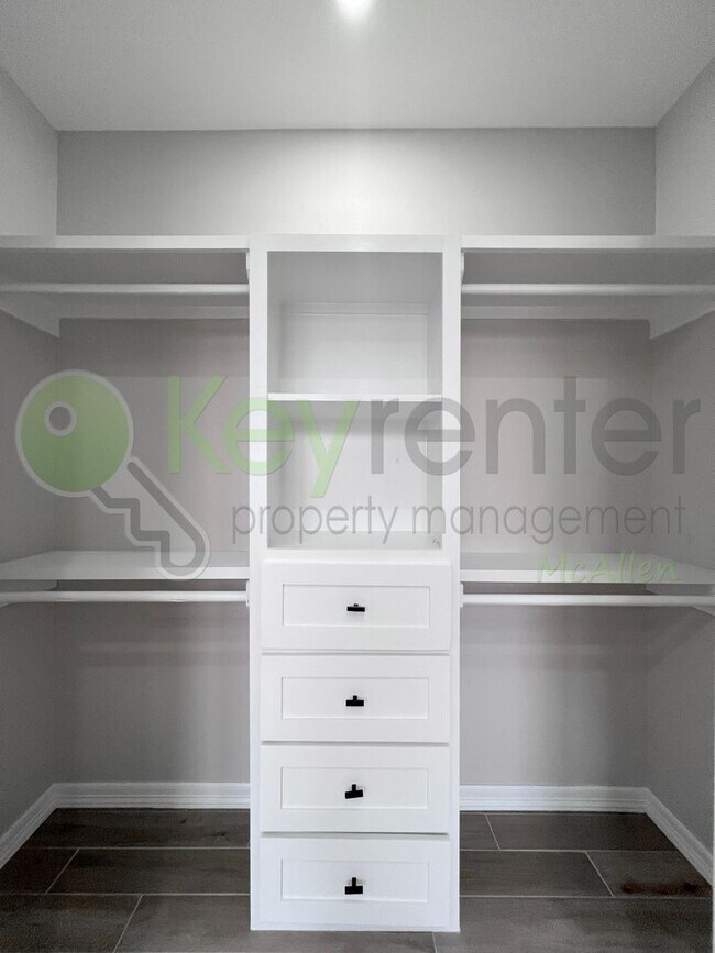 Building Photo - Stunning 3- bed/ 2.5 upgraded luxury townh...