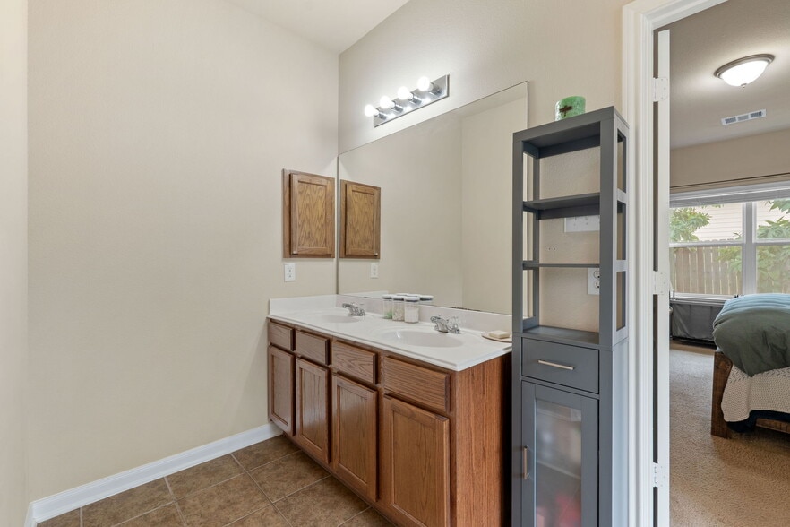 Building Photo - 9002 Summit Lk