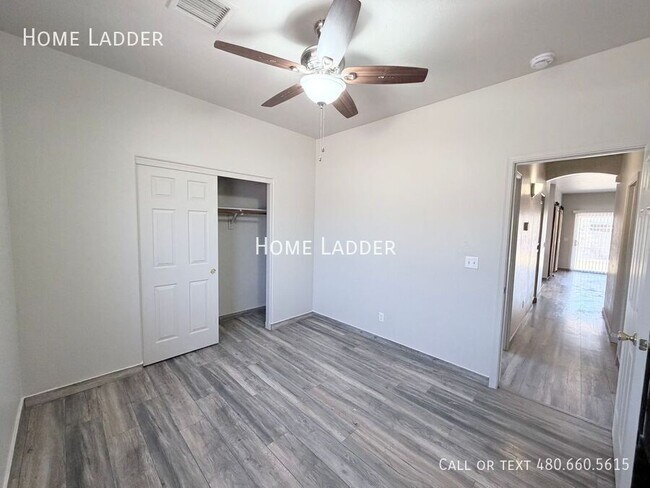 Building Photo - 651 W Fairway Cove Dr