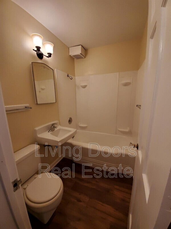 Building Photo - 305 S 47th St