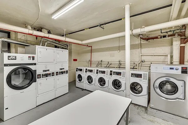 Building Photo - 865 Riverside Dr