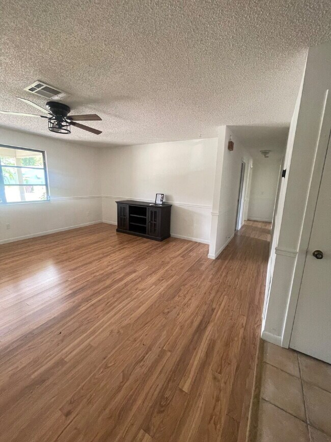 Building Photo - 3/2 Pool Home in St. Cloud, Florida