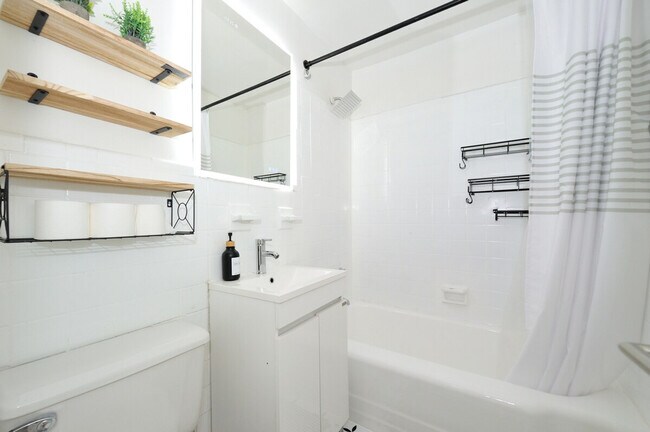 Building Photo - 388 W 38th St