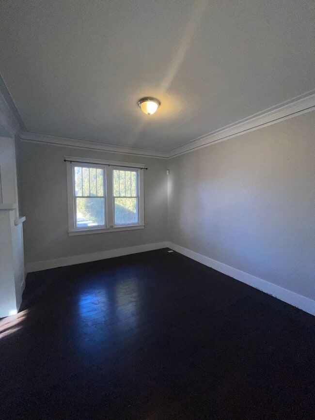 Building Photo - Great Location!