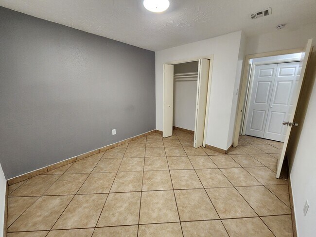 Building Photo - 16011 Glen Mar Dr