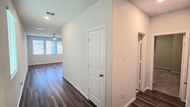 Building Photo - 920 Santa Lucia Dr