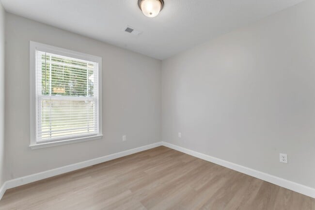 Building Photo - Modern 3-Bedroom Home with Granite Counter...