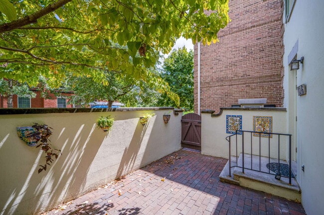 Building Photo - Charming End Townhouse in Prime North Old Town Location