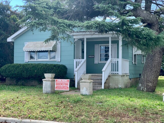 Building Photo - Promise Land North --  Charming 3 bedroom home in heart of Historic Walking District Downtown Mor...