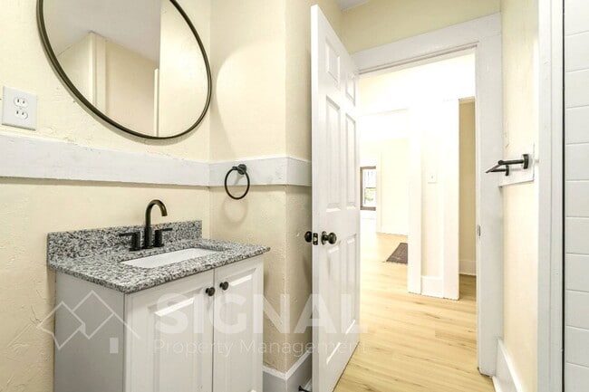 Building Photo - 425 Oak St