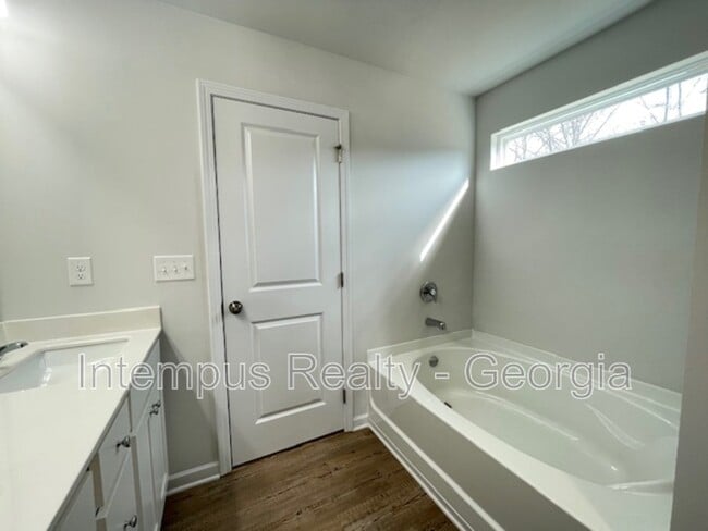 Building Photo - 693 Summerwood Ln