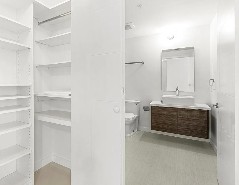 Building Photo - 1010 SW 2nd Ave