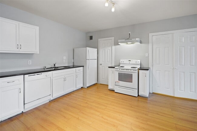 Building Photo - 3541 Mt Pleasant St