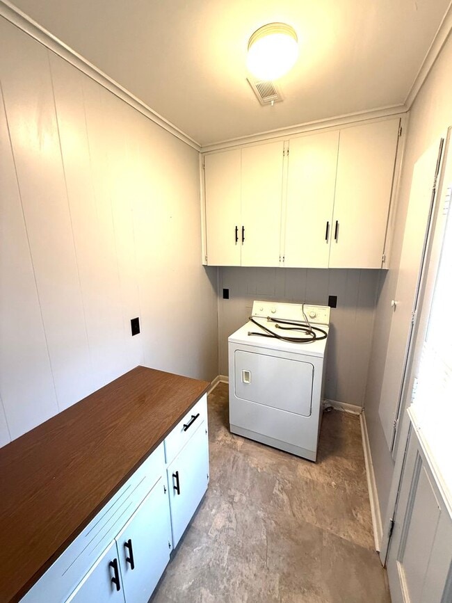 Building Photo - ** 4 bed 2 bath located in Morningview ** Call 334-366-9198 for a self showing