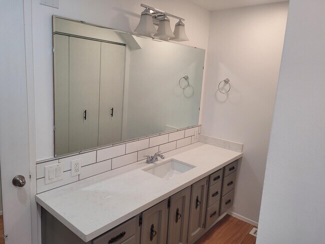 Building Photo - 5512 Woodlawn Ave N