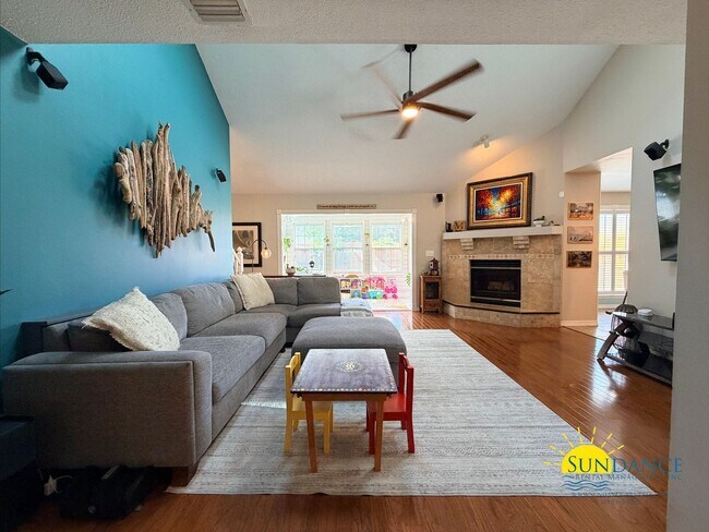 Building Photo - Stunning 5 Bedroom Home in Mary Esther with Beach Access, Pool and Solar Panels!