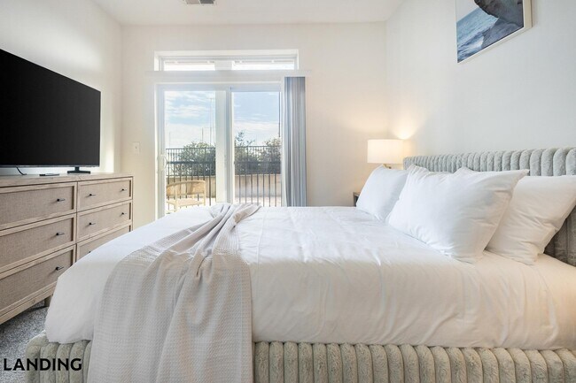 Building Photo - 4921 Pretty Lake Ave