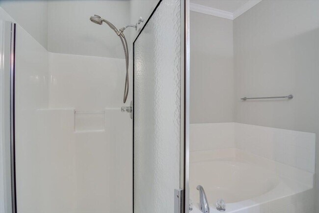 Building Photo - 702 Lakeside Landing Ct