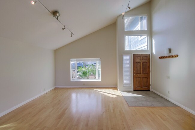 Building Photo - *$250 MOVE-IN DISCOUNT* Light and Bright B...