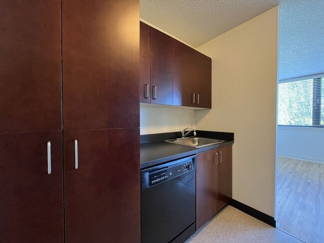 Building Photo - 1Bd/1Ba Home in Goose Hollow neighborhood ~ Secured Garage Parking and Additional Storage Unit!!!