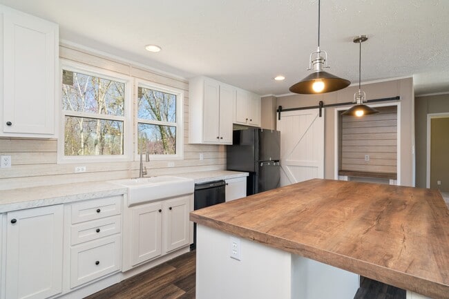 Building Photo - 456 W Outer Dr