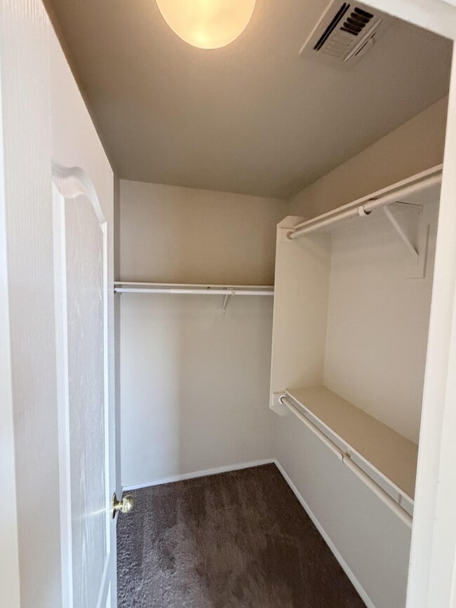 Building Photo - 3 bd 2.5 bath with LOFT