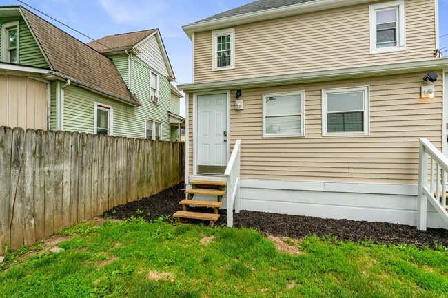Building Photo - 837 Campbell Ave